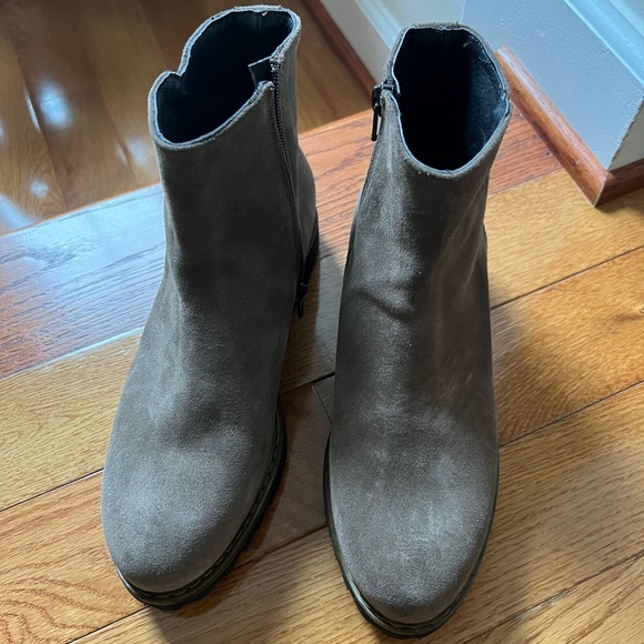 Italian Taupe suede booties - Picture 2 of 6